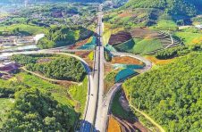 镇康（南伞）至耿马（清水河）高速公路正式通车,结束镇康县不通高速公路的历史