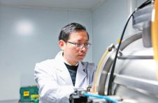 云南省贵金属新材料首席研究员闻明及其团队的艰苦攻关靶材实现总体技术达到了国内领先、国际先进水平