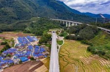 中老铁路全线轨道铺通，为2021年底开通运营奠定了重要基础