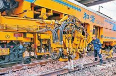 中国铁路昆明局利用先进的国产大型养路设备打造高质量铁路