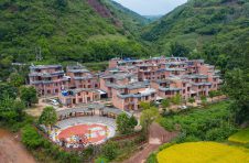 云南省楚雄山乡彝寨唱响小康路上的“幸福歌”