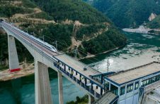 云南大理至临沧铁路动车为当地打开增收致富的大门