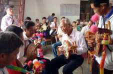 云南丘北：彝族弦子舞“舞动”民族团结情