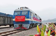 万象至云南昆明首班国际货运列车顺利抵达，装载着1200吨铁精矿
