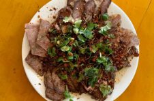 云南易门六街“牛肉宴”，值得您尝尝