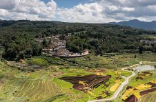 腾冲市清水乡三家村莫拉佤族村发展“吃住行游娱购”旅游特色服务建设成中国美丽休闲乡村