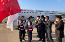 中国云南援助老挝医疗检测专家组抵达万象