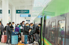 中老铁路元江站迎来节后返程高峰