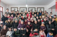 云南昭通这个大家庭70多人一起过节：吃自助餐，评好家人，奖优秀生
