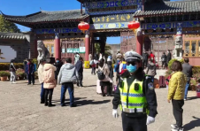 云南丽江公安：站好“护学岗” 守护“上学路”