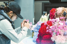 云南嵩明鲜花贸易转向人工花卉 永生花上市受追捧