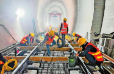 大瑞铁路特长隧道群建设进展顺利
