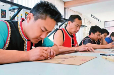 云南普洱：农民吃上“文化饭” 版画刻出“振兴范”