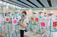 方舱里的别样生日 云南援沪医疗队员为老年患者庆生