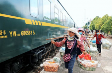 云南这趟“慢火车”上能买到最新鲜的蔬菜水果野生菌