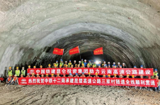 新昆楚高速公路隧道全部贯通
