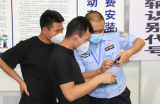 全国公安机关爱民模范杨东：有求必应的车管所长