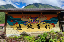 怒江贡山独龙江：迪政当村的农房外墙穿上了美丽的“新衣”