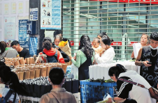 昆明斗南花市繁荣夜间经济