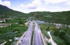 云南华丽高速最长隧道营盘山隧道顺利贯通