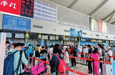 云南丽江机场单日航班起降超180架次