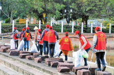 云南楚雄大姚县双柏县：“红马甲”为城市添暖色